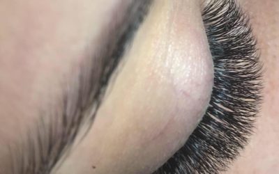 Stylistka specjalizująca się w przedłużaniu rzęs